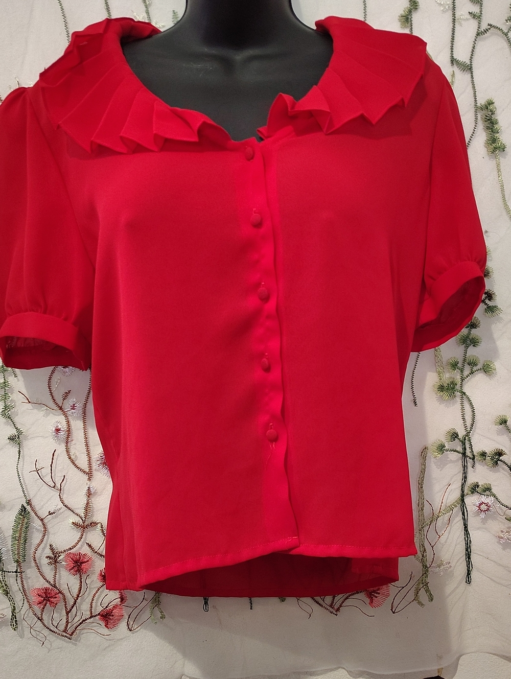 Standout feature is the dramatic ruffled Peter Pan collar or"frill collar"  Red